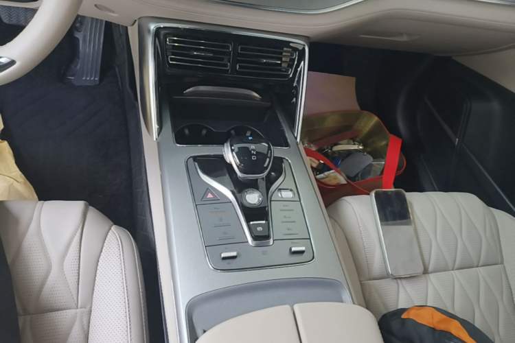 Used BYD Tang New Energy 2024 DM-i Glory Edition 112KM Prestige Model Gear Lever