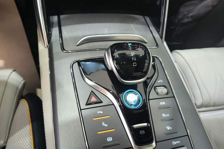 Used BYD Tang New Energy 2024 EV Champion Edition 730KM Deluxe Model Gear Lever