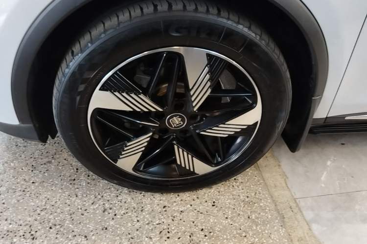 Used BYD Tang New Energy 2024 DM-i Glory Edition 112KM Prestige Model Left Front Wheel Hub