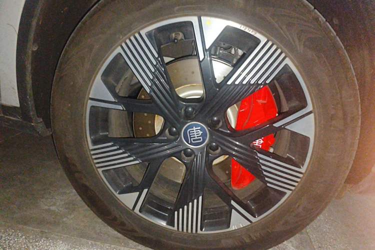 Used BYD Tang New Energy 2024 EV Champion Edition 730KM Deluxe Model Right Front Wheel Hub
