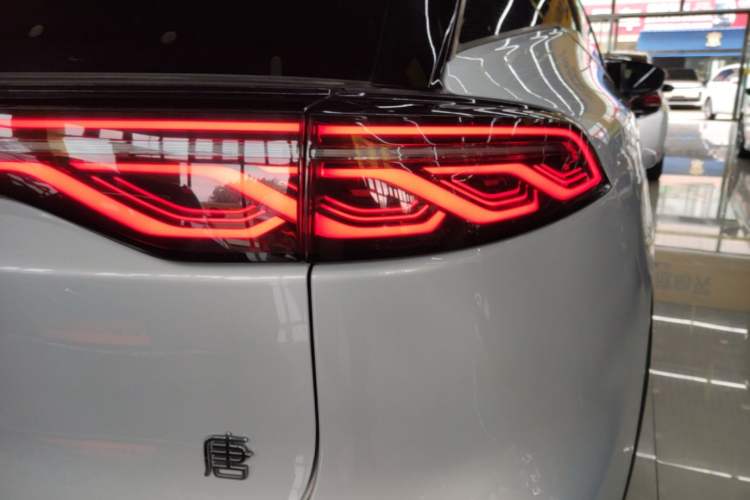 Used BYD Tang New Energy 2024 DM-i Glory Edition 112KM Prestige Model Right Rear Taillight