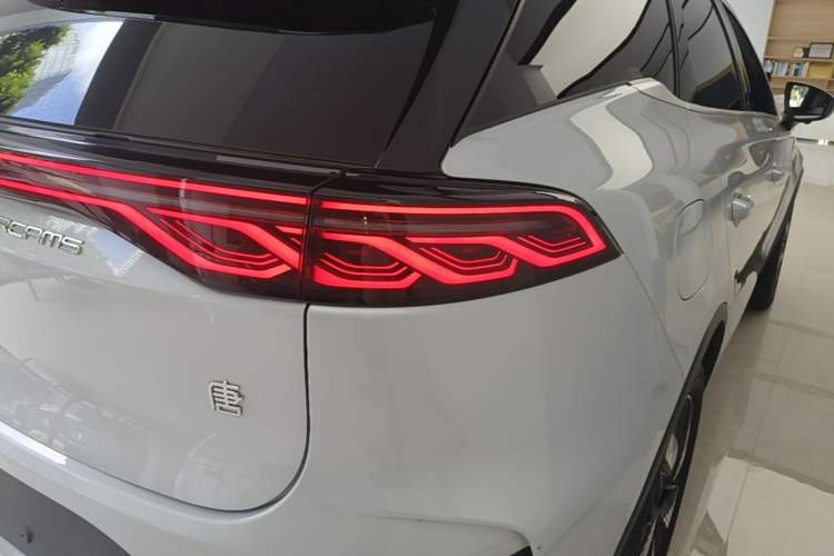 Used BYD Tang New Energy 2024 DM-i Glory Edition 112KM Prestige Model Right Rear Taillight