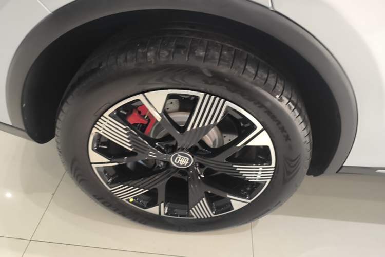 Used BYD Tang New Energy 2024 EV Champion Edition 730KM Deluxe Model Right Rear Wheel Hub