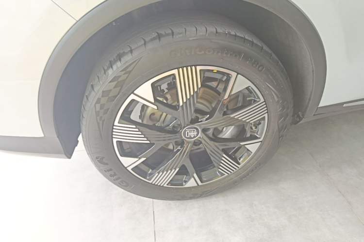 Used BYD Tang New Energy 2024 DM-i Glory Edition 112KM Flagship Model Right Rear Wheel Hub