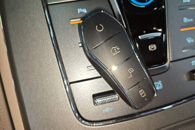 Used BYD Tang New Energy 2024 DM-i Glory Edition 112KM Prestige Model Vehicle Key