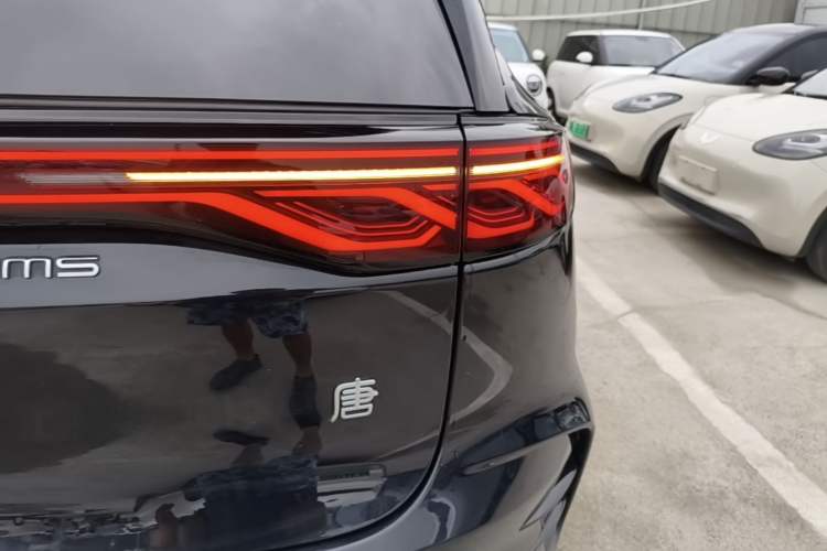 Used BYD Tang New Energy 2025 DM-i 115KM Prestige Model Right Rear Taillight