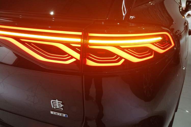 Used BYD Tang New Energy 2025 Intelligent Driving Version DM-i 115KM Flagship Edition Right Rear Taillight