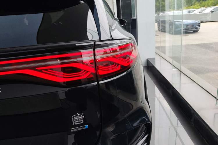 Used BYD Tang New Energy 2025 Intelligent Driving Version DM-i 115KM Flagship Edition Right Rear Taillight