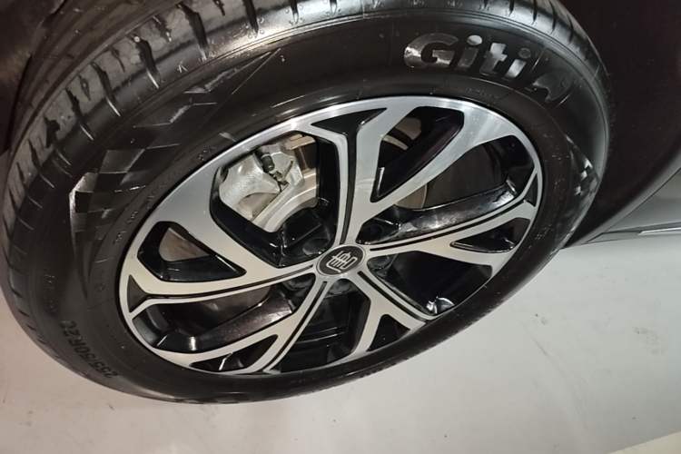 Used BYD Tang New Energy 2025 DM-i 115KM Prestige Model Right Rear Wheel Hub