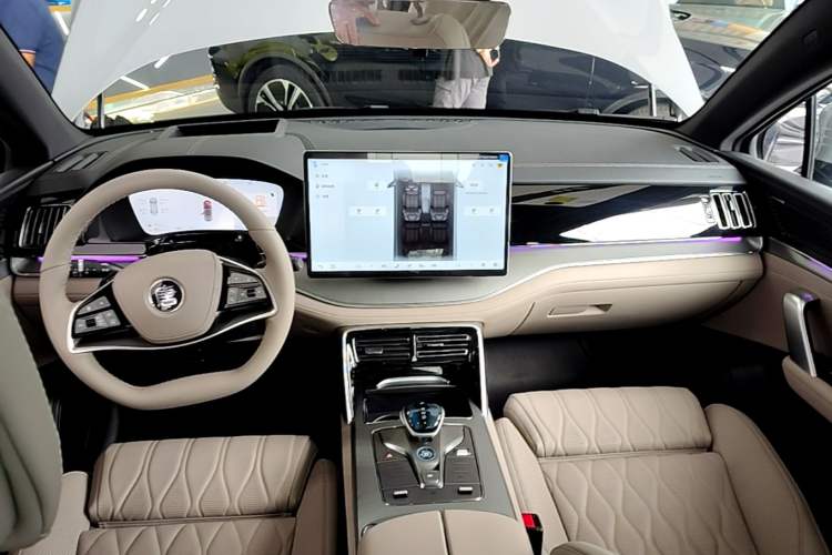 Used BYD Tang New Energy 2025 Intelligent Driving Version DM-i 115KM Flagship Edition Center Console