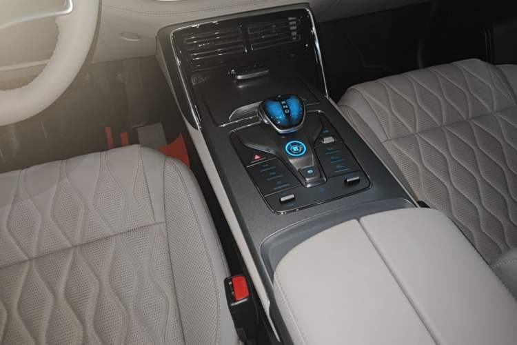 Used BYD Tang New Energy 2025 Intelligent Driving Version DM-i 115KM Prestige Edition Gear Lever