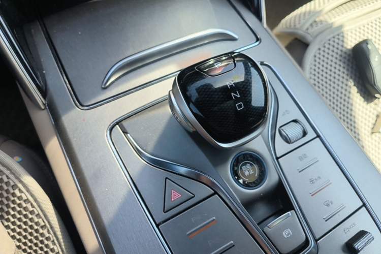 Used BYD Tang New Energy 2025 Intelligent Driving Version DM-i 115KM Prestige Edition Gear Lever
