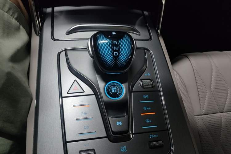 Used BYD Tang New Energy 2025 Intelligent Driving Version DM-i 115KM Prestige Edition Gear Lever