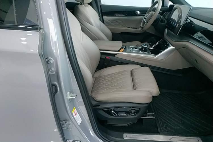 Used BYD Tang New Energy 2025 DM-i 115KM Cloud Ride Flagship Model Right Front Seat