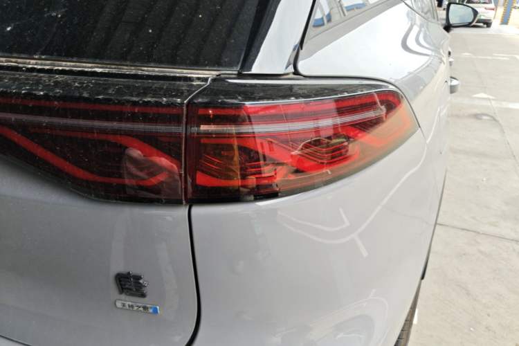 Used BYD Tang New Energy 2025 Intelligent Driving Version DM-i 115KM Flagship Edition Right Rear Taillight