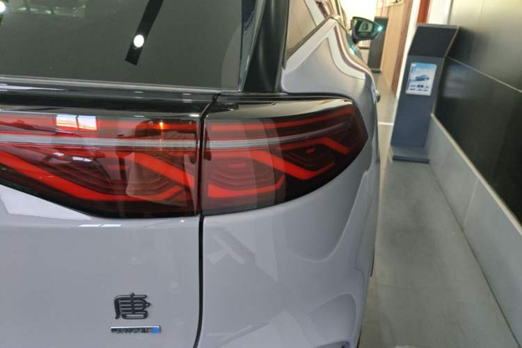 Used BYD Tang New Energy 2025 Intelligent Driving Version DM-i 115KM Flagship Edition Right Rear Taillight