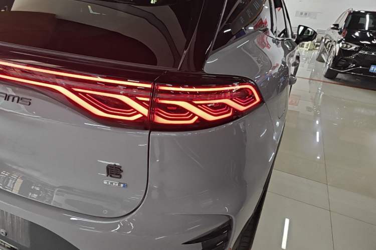 Used BYD Tang New Energy 2025 Intelligent Driving Version DM-i 115KM Flagship Edition Right Rear Taillight