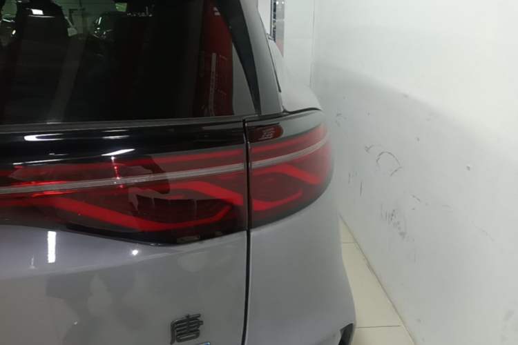 Used BYD Tang New Energy 2025 Intelligent Driving Version DM-i 115KM Flagship Edition Right Rear Taillight