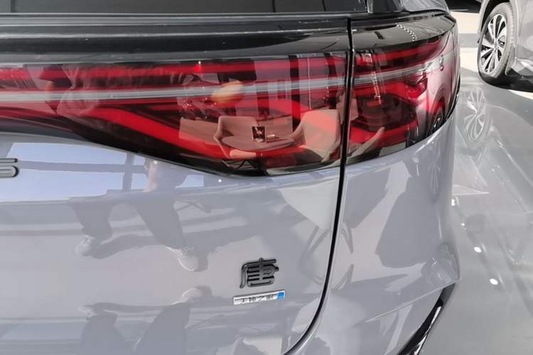 Used BYD Tang New Energy 2025 Intelligent Driving Version DM-i 115KM Flagship Edition Right Rear Taillight