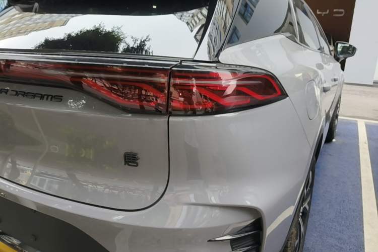Used BYD Tang New Energy 2025 DM-i 115KM Cloud Ride Flagship Model Right Rear Taillight