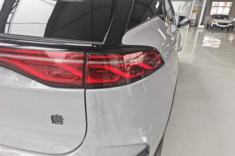 Used BYD Tang New Energy 2025 DM-i 115KM Prestige Model Right Rear Taillight