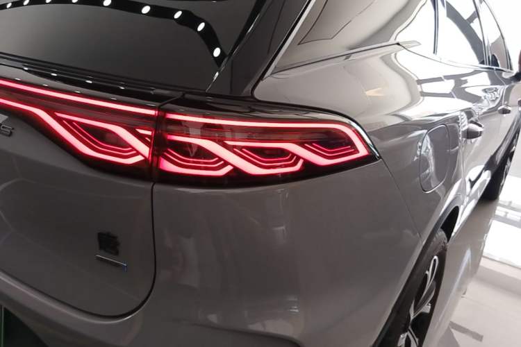 Used BYD Tang New Energy 2025 Intelligent Driving Version DM-i 115KM Flagship Edition Right Rear Taillight
