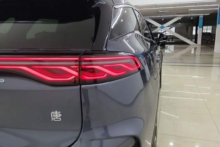 Used BYD Tang New Energy 2025 DM-i 115KM Prestige Model Right Rear Taillight