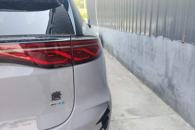 Used BYD Tang New Energy 2025 Intelligent Driving Version DM-i 115KM Flagship Edition Right Rear Taillight