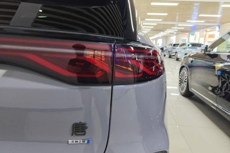 Used BYD Tang New Energy 2025 Intelligent Driving Version DM-i 115KM Flagship Edition Right Rear Taillight