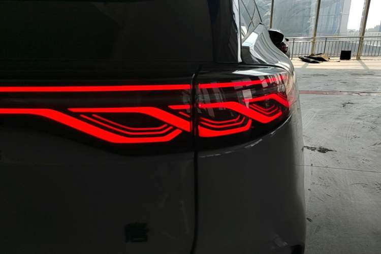 Used BYD Tang New Energy 2025 DM-i 115KM Cloud Ride Flagship Model Right Rear Taillight