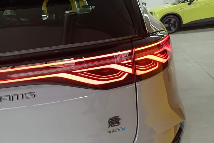 Used BYD Tang New Energy 2025 Intelligent Driving Version DM-i 115KM Flagship Edition Right Rear Taillight