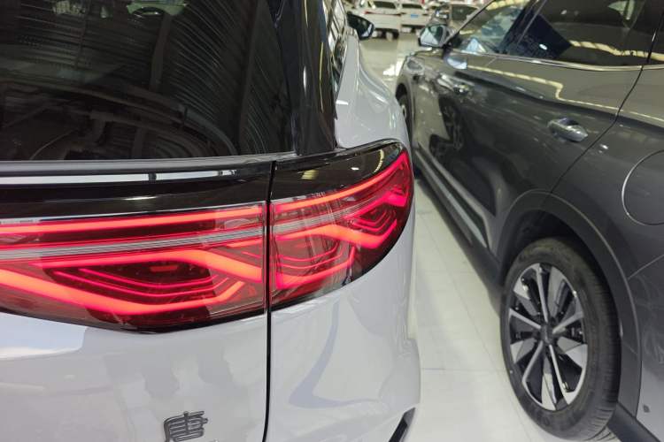 Used BYD Tang New Energy 2025 Intelligent Driving Version DM-i 115KM Flagship Edition Right Rear Taillight