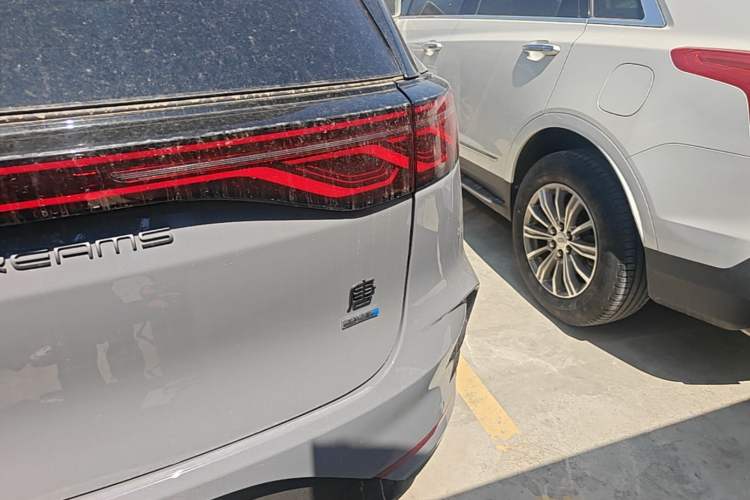 Used BYD Tang New Energy 2025 DM-i 115KM Flagship Model Right Rear Taillight