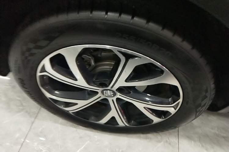 Used BYD Tang New Energy 2025 DM-i 115KM Prestige Model Right Rear Wheel Hub