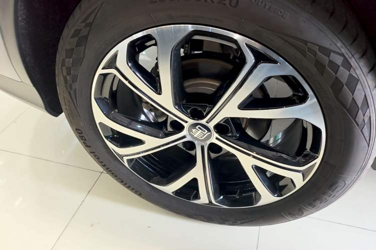 Used BYD Tang New Energy 2025 DM-i 115KM Prestige Model Right Rear Wheel Hub