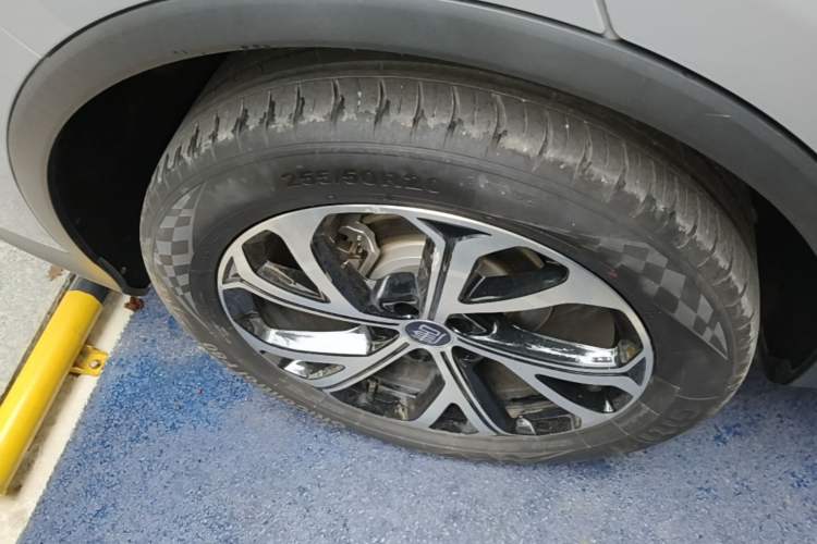 Used BYD Tang New Energy 2025 DM-i 115KM Cloud Ride Flagship Model Right Rear Wheel Hub