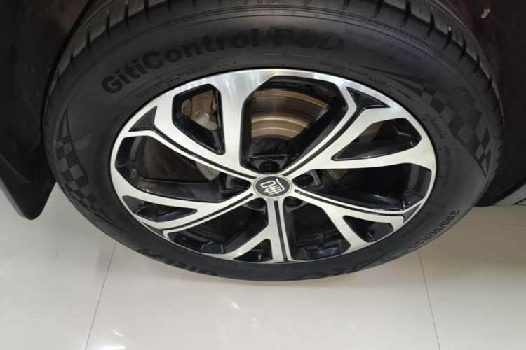 Used BYD Tang New Energy 2025 DM-i 115KM Prestige Model Right Rear Wheel Hub