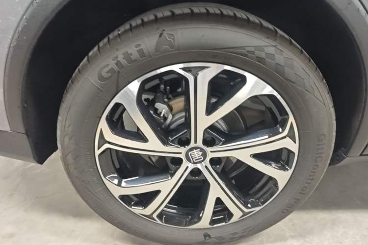 Used BYD Tang New Energy 2025 DM-i 115KM Prestige Model Right Rear Wheel Hub