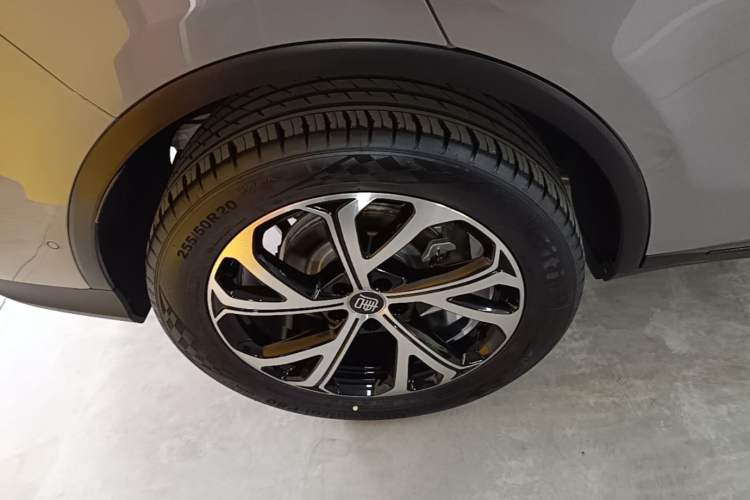 Used BYD Tang New Energy 2025 Intelligent Driving Version DM-i 115KM Flagship Edition Right Rear Wheel Hub