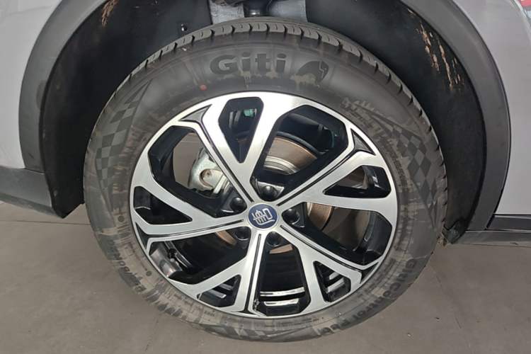 Used BYD Tang New Energy 2025 DM-i 115KM Prestige Model Right Rear Wheel Hub