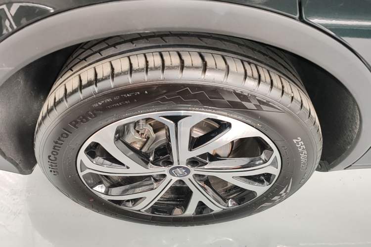 Used BYD Tang New Energy 2025 DM-i 115KM Prestige Model Right Rear Wheel Hub