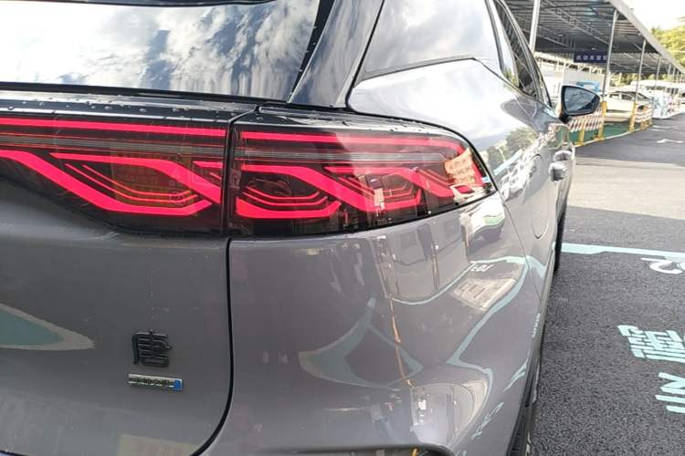 Used BYD Tang New Energy 2025 DM-i 115KM Flagship Model Right Rear Taillight
