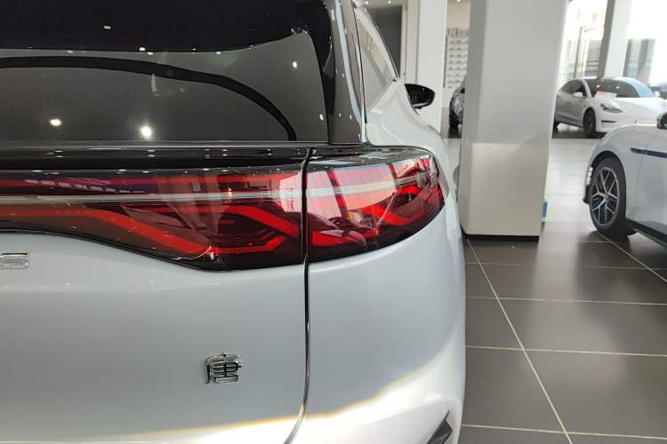 Used BYD Tang New Energy 2025 DM-i 115KM Prestige Model Exterior 3