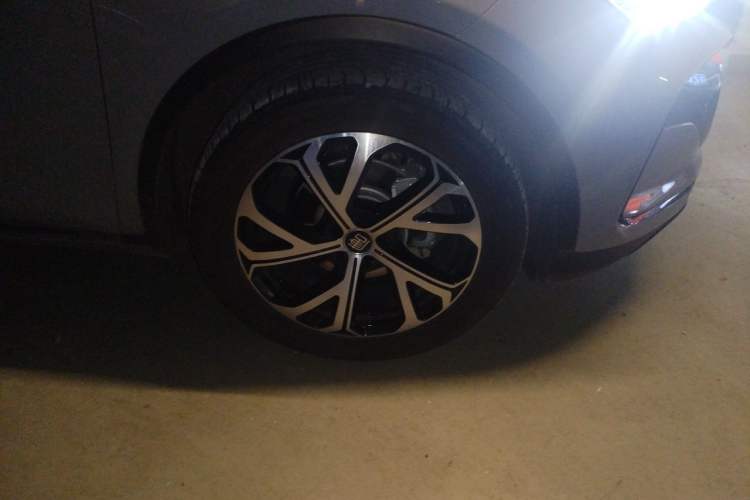 Used BYD Tang New Energy 2025 DM-i 115KM Prestige Model Right Front Wheel Hub
