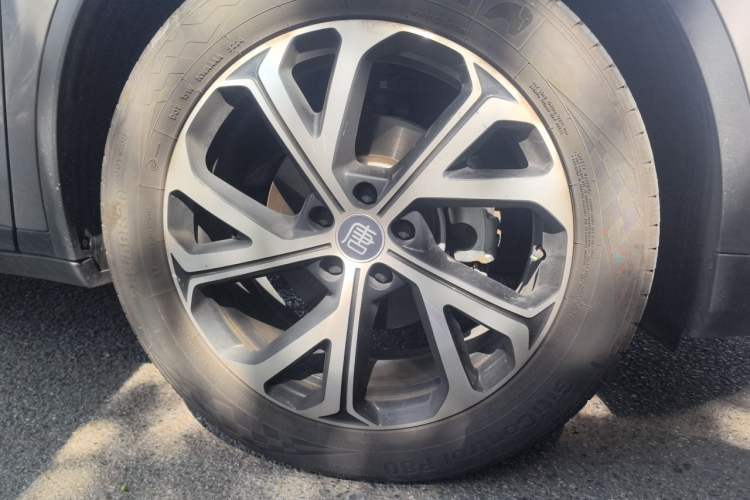 Used BYD Tang New Energy 2025 DM-i 115KM Cloud Ride Flagship Model Right Front Wheel Hub