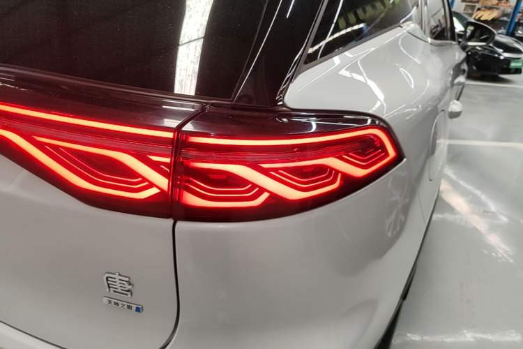 Used BYD Tang New Energy 2025 Intelligent Driving Version DM-i 115KM Flagship Edition Right Rear Taillight