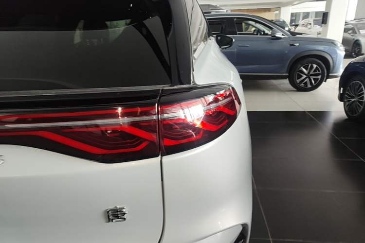 Used BYD Tang New Energy 2025 DM-i 115KM Prestige Model Right Rear Taillight