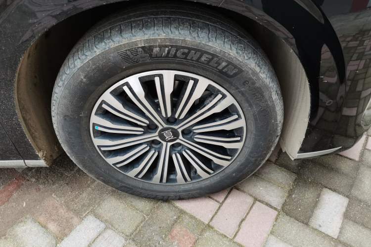 Used BYD Xia 2025 DM-i 1.5T 180km Beyond Edition Right Front Wheel Hub