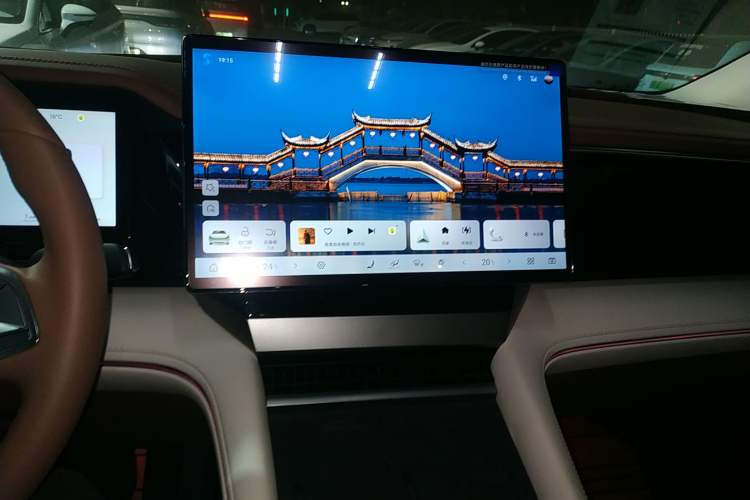 Used BYD Xia 2025 DM-i 1.5T 180km Beyond Edition Audio And AC Panel