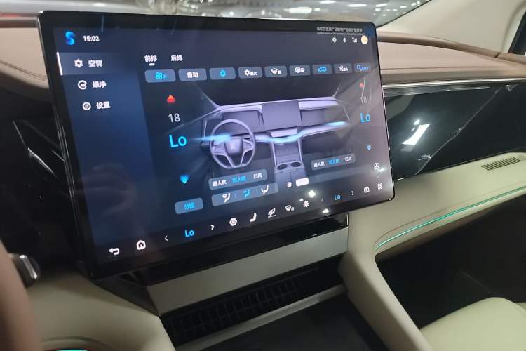 Used BYD Xia 2025 DM-i 1.5T 180km Beyond Edition Audio And AC Panel